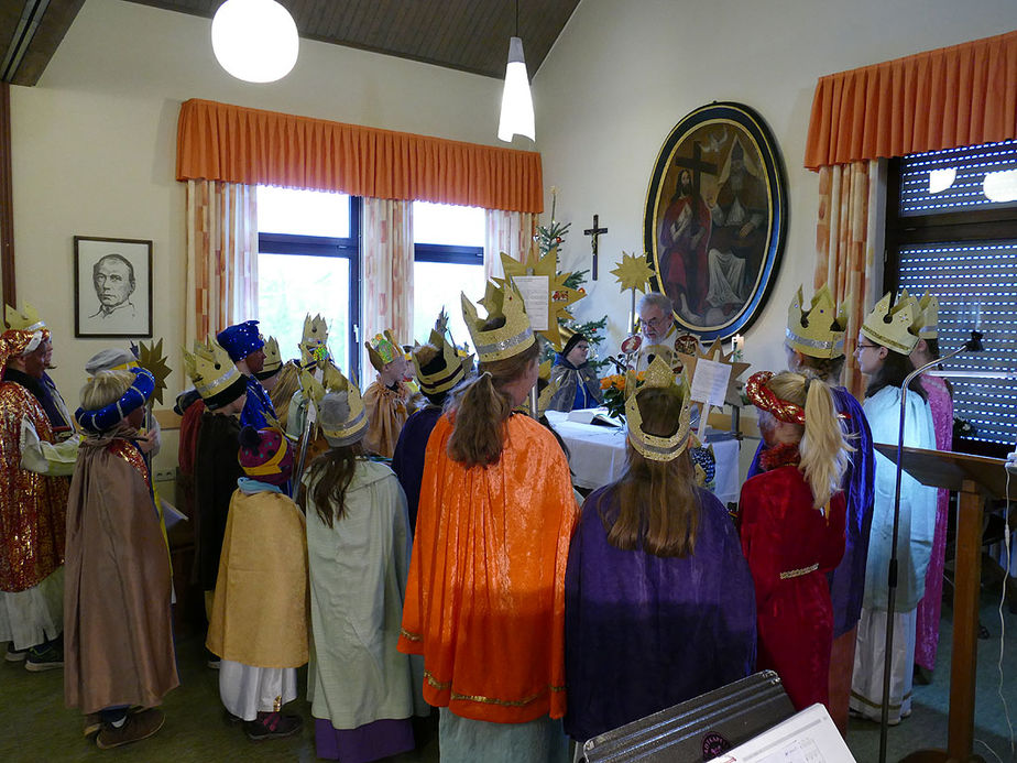 Dreikönigssingen der Sternsinger in Naumburg (Foto: Karl-Franz Thiede)